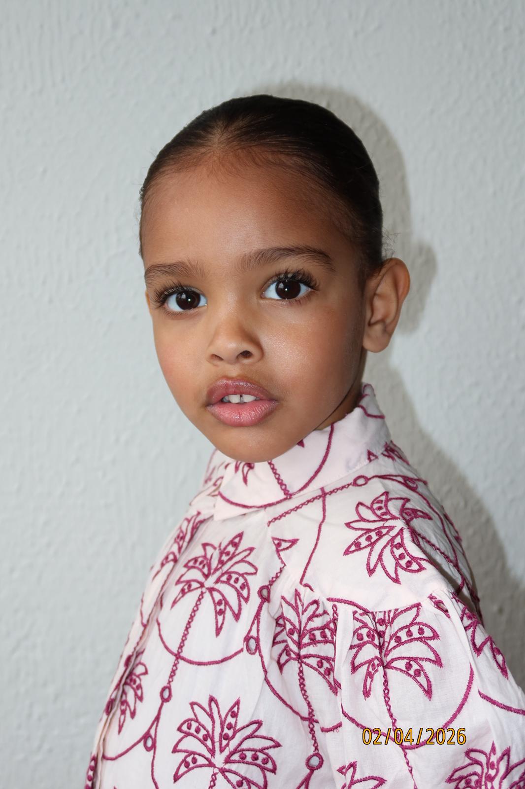 Nia Mickels portfolio picture #001