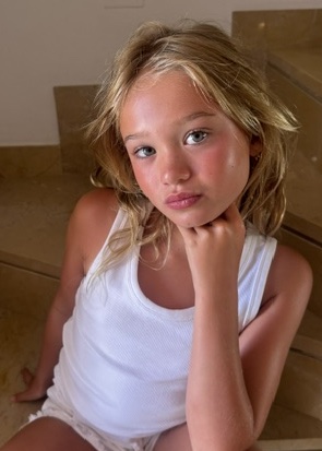 Gisele D. portfolio picture #001